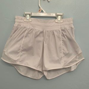 Lululemon Hotty Hot Low-Rise Lined Short 4"
Inseam in White Size 4